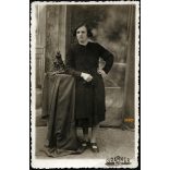 Grábner műterem, Kaposvár, hölgy különös kutyás szoborral, Horthy-korszak, Somogy megye, helytörténet, 1930-as évek, Eredeti fotó, papírkép.  