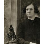 Grábner műterem, Kaposvár, hölgy különös kutyás szoborral, Horthy-korszak, Somogy megye, helytörténet, 1930-as évek, Eredeti fotó, papírkép.  