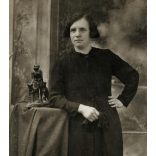 Grábner műterem, Kaposvár, hölgy különös kutyás szoborral, Horthy-korszak, Somogy megye, helytörténet, 1930-as évek, Eredeti fotó, papírkép.  