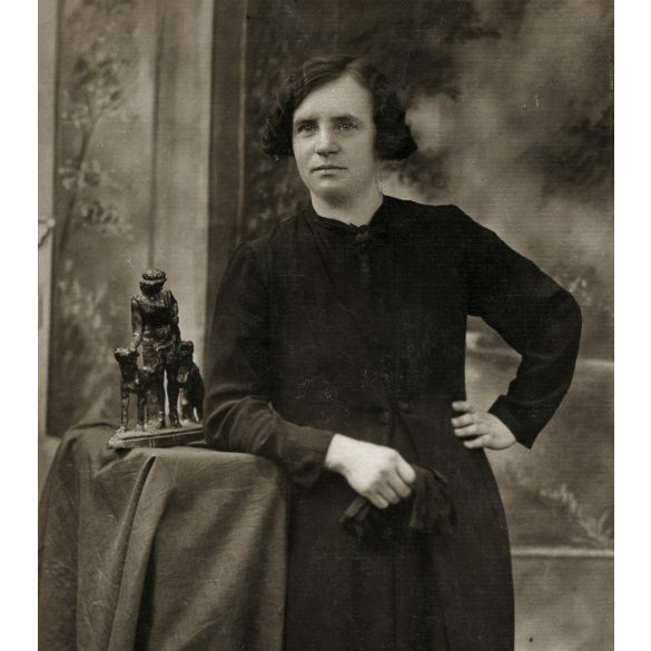 Grábner műterem, Kaposvár, hölgy különös kutyás szoborral, Horthy-korszak, Somogy megye, helytörténet, 1930-as évek, Eredeti fotó, papírkép.  