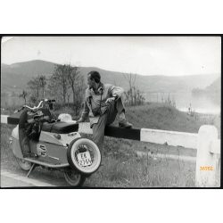   Fiatal férfi magyar rendszámos CEZETA (Czetka) 502 robogóval, motorkerékpár, jármű, közlekedés, 1960-as évek, Eredeti fotó, papírkép. 