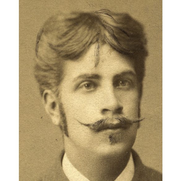 ifj. Divald Károly műterme, Igló (Késmárk, Tátrafüred), Felvidék, fiatal férfi erősen retusált bajusszal, 1880-as évek, Ritka! Eredeti CDV, vizitkártya fotó. 