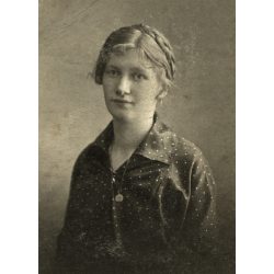   Rosenblatt Emánuel műterme, Eperjes, Felvidék, fiatal lány csodálatos hajjal, pöttyös ruhában, nyaklánccal, 1880-as évek Eredeti CDV, vizitkártya fotó. 
