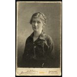 Rosenblatt Emánuel műterme, Eperjes, Felvidék, fiatal lány csodálatos hajjal, pöttyös ruhában, nyaklánccal, 1880-as évek Eredeti CDV, vizitkártya fotó. 