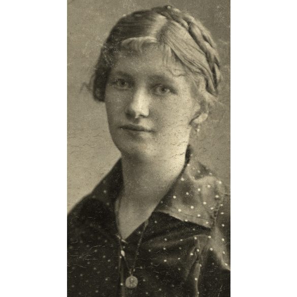 Rosenblatt Emánuel műterme, Eperjes, Felvidék, fiatal lány csodálatos hajjal, pöttyös ruhában, nyaklánccal, 1880-as évek Eredeti CDV, vizitkártya fotó. 