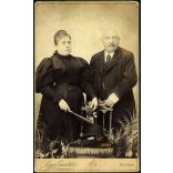 Nagy méret! Lőger műterem, Nyitra, Felvidék, elegáns jómódú házaspár, legyező, kalap, bajusz, portré, 1880-as évek, Eredeti nagyméretű (!) kabinetfotó.  