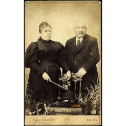   Nagy méret! Lőger műterem, Nyitra, Felvidék, elegáns jómódú házaspár, legyező, kalap, bajusz, portré, 1880-as évek, Eredeti nagyméretű (!) kabinetfotó.  
