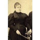 Nagy méret! Lőger műterem, Nyitra, Felvidék, elegáns jómódú házaspár, legyező, kalap, bajusz, portré, 1880-as évek, Eredeti nagyméretű (!) kabinetfotó.  