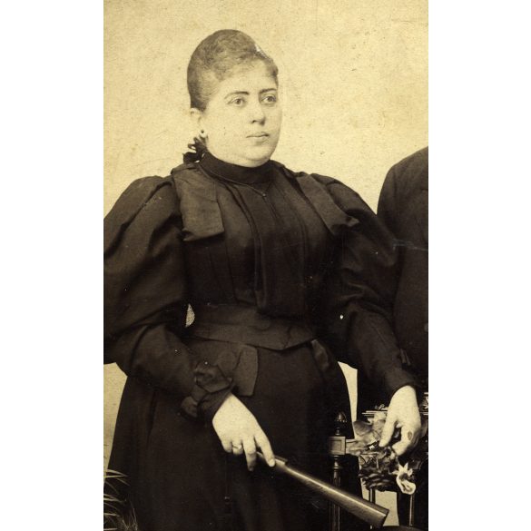 Nagy méret! Lőger műterem, Nyitra, Felvidék, elegáns jómódú házaspár, legyező, kalap, bajusz, portré, 1880-as évek, Eredeti nagyméretű (!) kabinetfotó.  