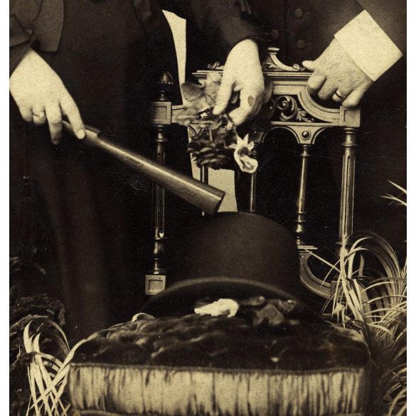 Nagy méret! Lőger műterem, Nyitra, Felvidék, elegáns jómódú házaspár, legyező, kalap, bajusz, portré, 1880-as évek, Eredeti nagyméretű (!) kabinetfotó.  