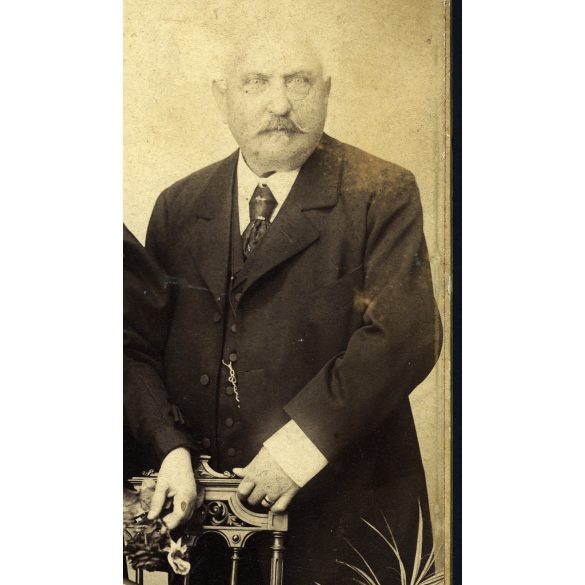 Nagy méret! Lőger műterem, Nyitra, Felvidék, elegáns jómódú házaspár, legyező, kalap, bajusz, portré, 1880-as évek, Eredeti nagyméretű (!) kabinetfotó.  