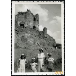   Kirándulók a várnál, Fülek, Felvidék, utcakép, helytörténet, 2. világháború, Horthy-korszak, 1939, 1930-as évek, Eredeti fotó, papírkép.