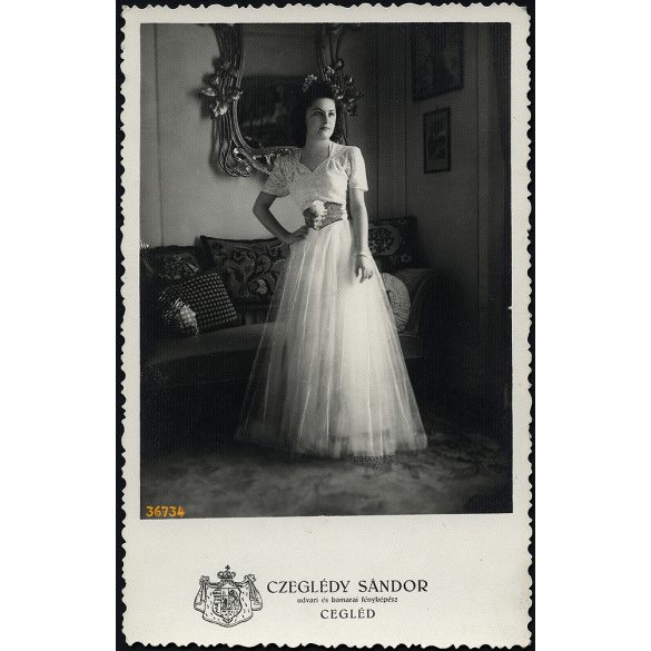 Czeglédy Sándor fényképész, menyasszony (első bálozó?), Cegléd, szobabelső, esküvő, ünnep, Horthy-korszak, helytörténet, Pest megye, 1930-as évek, Eredeti fotó, papírkép.   méret megközelítőleg (centi