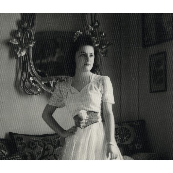 Czeglédy Sándor fényképész, menyasszony (első bálozó?), Cegléd, szobabelső, esküvő, ünnep, Horthy-korszak, helytörténet, Pest megye, 1930-as évek, Eredeti fotó, papírkép.   méret megközelítőleg (centi