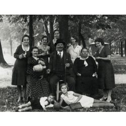   Csoportkép egy kirándulásról, Máriaremete (Budapest), bor, demizson, vicces, turizmus, Horthy-korszak, helytörténet, Pest megye, 1933, 1930-as évek, Eredeti fotó, papírkép, alja vágott..