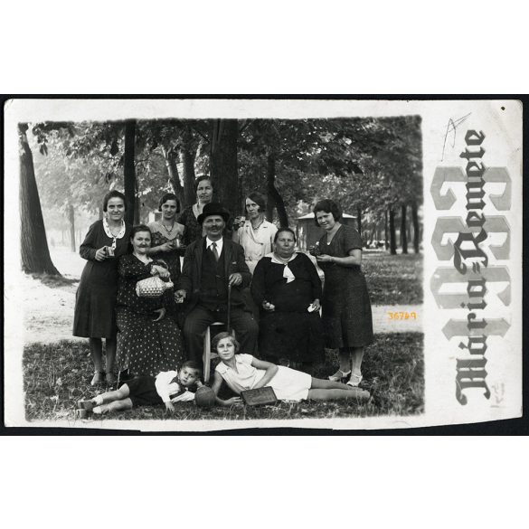 Csoportkép egy kirándulásról, Máriaremete (Budapest), bor, demizson, vicces, turizmus, Horthy-korszak, helytörténet, Pest megye, 1933, 1930-as évek, Eredeti fotó, papírkép, alja vágott..