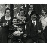 Csoportkép egy kirándulásról, Máriaremete (Budapest), bor, demizson, vicces, turizmus, Horthy-korszak, helytörténet, Pest megye, 1933, 1930-as évek, Eredeti fotó, papírkép, alja vágott..