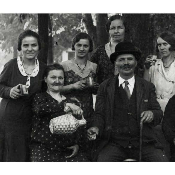 Csoportkép egy kirándulásról, Máriaremete (Budapest), bor, demizson, vicces, turizmus, Horthy-korszak, helytörténet, Pest megye, 1933, 1930-as évek, Eredeti fotó, papírkép, alja vágott..