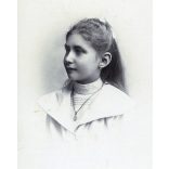 Bach műterem, Gyulafehérvár (Carlsburg), Erdély,  elegáns lány gyönyörű hajjal, nyaklánccal, portré, 1890-es évek, Eredeti CDV, vizitkártya fotó.  