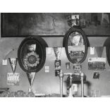 Kocsmáros a söntésben, labdarúgók fotói, focis csapatzászlók, vendéglátás, szocializmus, 1960-as évek, Eredeti fotó, papírkép.   