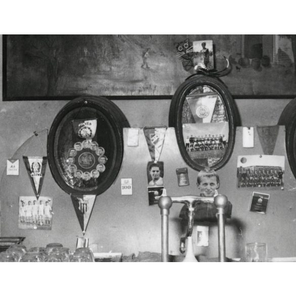 Kocsmáros a söntésben, labdarúgók fotói, focis csapatzászlók, vendéglátás, szocializmus, 1960-as évek, Eredeti fotó, papírkép.   