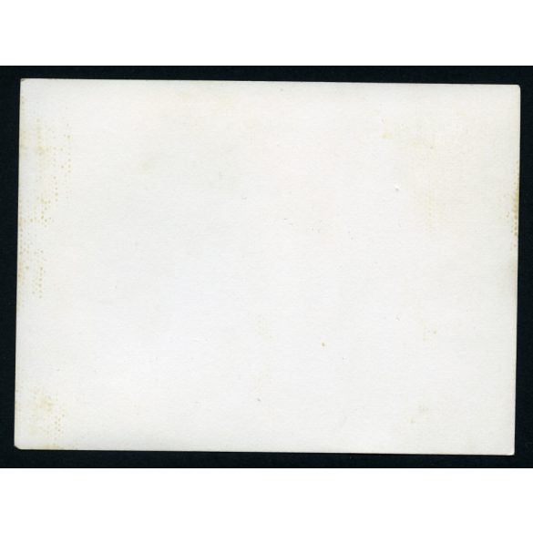 Kocsmáros a söntésben, labdarúgók fotói, focis csapatzászlók, vendéglátás, szocializmus, 1960-as évek, Eredeti fotó, papírkép.   