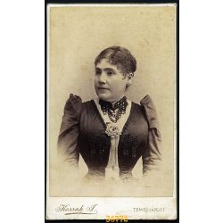   Kossak műterem, Temesvár, Erdély,  elegáns hölgy gyönyörű díszes ruhában, portré, 1880-as évek, Eredeti CDV, vizitkártya fotó. 