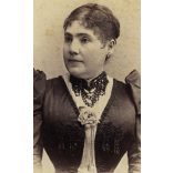 Kossak műterem, Temesvár, Erdély,  elegáns hölgy gyönyörű díszes ruhában, portré, 1880-as évek, Eredeti CDV, vizitkártya fotó. 