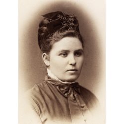   Simonyi műterem, Pest,  elegáns hölgy különös fejdísszel, portré, 1860-as évek, Eredeti CDV, vizitkártya fotó, alja foltos. 