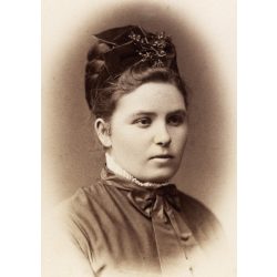   Simonyi műterem, Pest,  elegáns hölgy különös fejdísszel, portré, 1860-as évek, Eredeti CDV, vizitkártya fotó, alja foltos. 