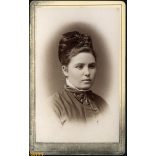 Simonyi műterem, Pest,  elegáns hölgy különös fejdísszel, portré, 1860-as évek, Eredeti CDV, vizitkártya fotó, alja foltos. 