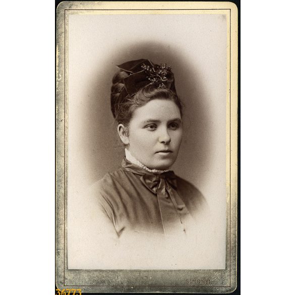 Simonyi műterem, Pest,  elegáns hölgy különös fejdísszel, portré, 1860-as évek, Eredeti CDV, vizitkártya fotó, alja foltos. 