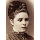 Simonyi műterem, Pest,  elegáns hölgy különös fejdísszel, portré, 1860-as évek, Eredeti CDV, vizitkártya fotó, alja foltos. 