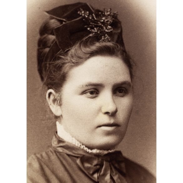 Simonyi műterem, Pest,  elegáns hölgy különös fejdísszel, portré, 1860-as évek, Eredeti CDV, vizitkártya fotó, alja foltos. 