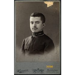   "Hunnia" műterem, Budapest, férfi egyenruhában (vasutas?), portré, bajusz, 1. világháború, monarchia, 1910-es évek, Eredeti CDV, vizitkártya fotó, felül sérült, gyönyörű hátoldallal.  