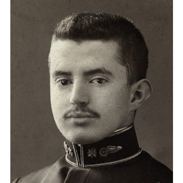 "Hunnia" műterem, Budapest, férfi egyenruhában (vasutas?), portré, bajusz, 1. világháború, monarchia, 1910-es évek, Eredeti CDV, vizitkártya fotó, felül sérült, gyönyörű hátoldallal.  