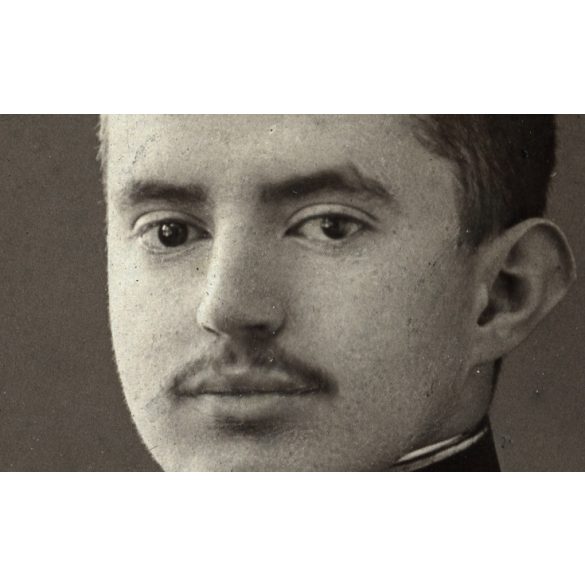 "Hunnia" műterem, Budapest, férfi egyenruhában (vasutas?), portré, bajusz, 1. világháború, monarchia, 1910-es évek, Eredeti CDV, vizitkártya fotó, felül sérült, gyönyörű hátoldallal.  