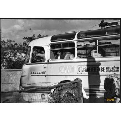   IKARUS 55, "Út az ismeretlenbe IBUSZ-TIT országlárás" különös táblával, busz,  jármű, közlekedés, szocializmus, 1960-as évek, Eredeti fotó, papírkép.   