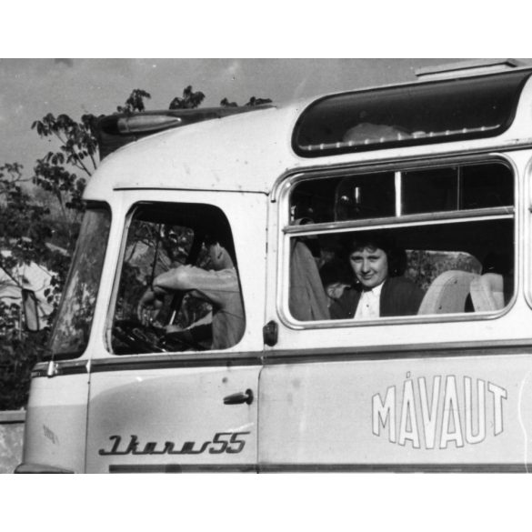 IKARUS 55, "Út az ismeretlenbe IBUSZ-TIT országlárás" különös táblával, busz,  jármű, közlekedés, szocializmus, 1960-as évek, Eredeti fotó, papírkép.   