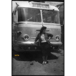   Hölgy korai IKARUS 55 "Majompofa" autóbusszal, busz,  jármű, közlekedés, szocializmus, 1960-as évek, Eredeti fotó, papírkép.  