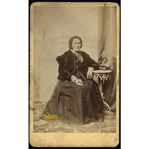 Alkér és Straub műterem, Pest, elegáns idős hölgy, Bayer Lujzika portréja, Biblia (?), könyv, 1860-as évek, Eredeti CDV, hátulján feliratozott vizitkártya fotó.   