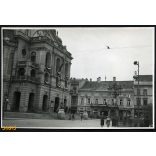 A Nemzeti Színház magyar zászlókkal, Kassa, Felvidék, üzletek, kirakatok, magyar feliratok, 2. világháború, Horthy-korszak, 1940, 1940-es évek, Eredeti fotó, papírkép, hátulján ragasztásnyomok. 