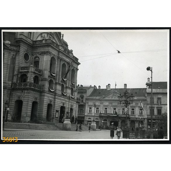 A Nemzeti Színház magyar zászlókkal, Kassa, Felvidék, üzletek, kirakatok, magyar feliratok, 2. világháború, Horthy-korszak, 1940, 1940-es évek, Eredeti fotó, papírkép, hátulján ragasztásnyomok. 