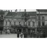 A Nemzeti Színház magyar zászlókkal, Kassa, Felvidék, üzletek, kirakatok, magyar feliratok, 2. világháború, Horthy-korszak, 1940, 1940-es évek, Eredeti fotó, papírkép, hátulján ragasztásnyomok. 