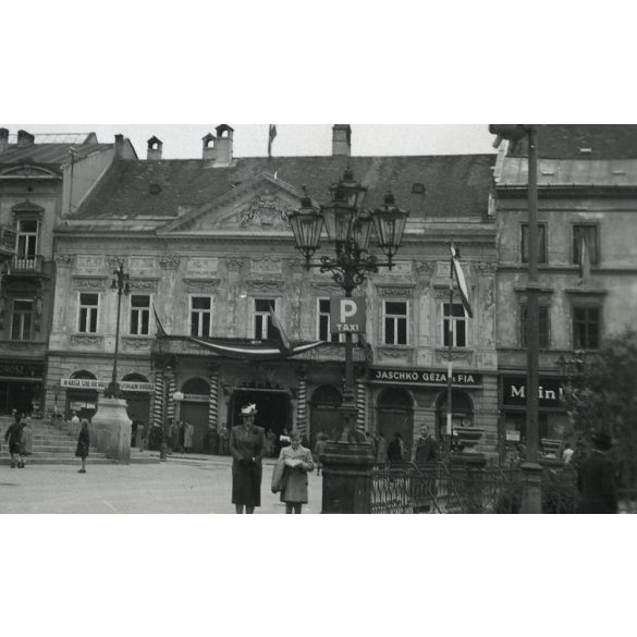 A Nemzeti Színház magyar zászlókkal, Kassa, Felvidék, üzletek, kirakatok, magyar feliratok, 2. világháború, Horthy-korszak, 1940, 1940-es évek, Eredeti fotó, papírkép, hátulján ragasztásnyomok. 