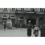 A Nemzeti Színház magyar zászlókkal, Kassa, Felvidék, üzletek, kirakatok, magyar feliratok, 2. világháború, Horthy-korszak, 1940, 1940-es évek, Eredeti fotó, papírkép, hátulján ragasztásnyomok. 