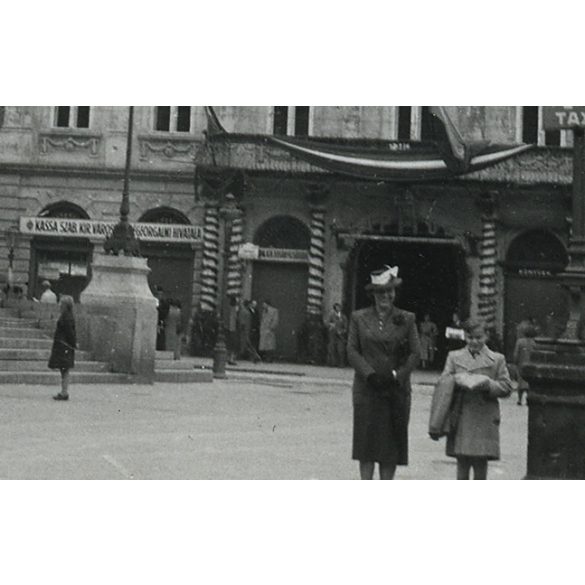 A Nemzeti Színház magyar zászlókkal, Kassa, Felvidék, üzletek, kirakatok, magyar feliratok, 2. világháború, Horthy-korszak, 1940, 1940-es évek, Eredeti fotó, papírkép, hátulján ragasztásnyomok. 