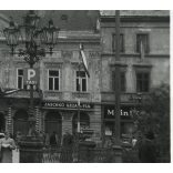 A Nemzeti Színház magyar zászlókkal, Kassa, Felvidék, üzletek, kirakatok, magyar feliratok, 2. világháború, Horthy-korszak, 1940, 1940-es évek, Eredeti fotó, papírkép, hátulján ragasztásnyomok. 