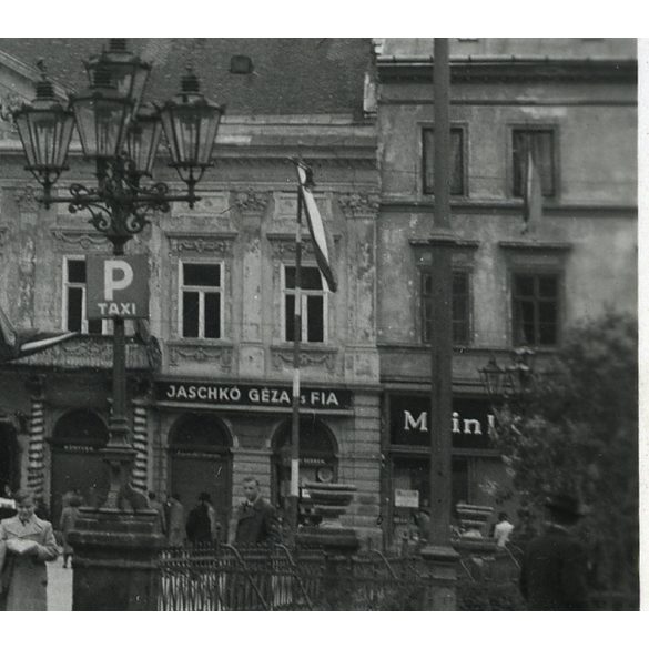 A Nemzeti Színház magyar zászlókkal, Kassa, Felvidék, üzletek, kirakatok, magyar feliratok, 2. világháború, Horthy-korszak, 1940, 1940-es évek, Eredeti fotó, papírkép, hátulján ragasztásnyomok. 