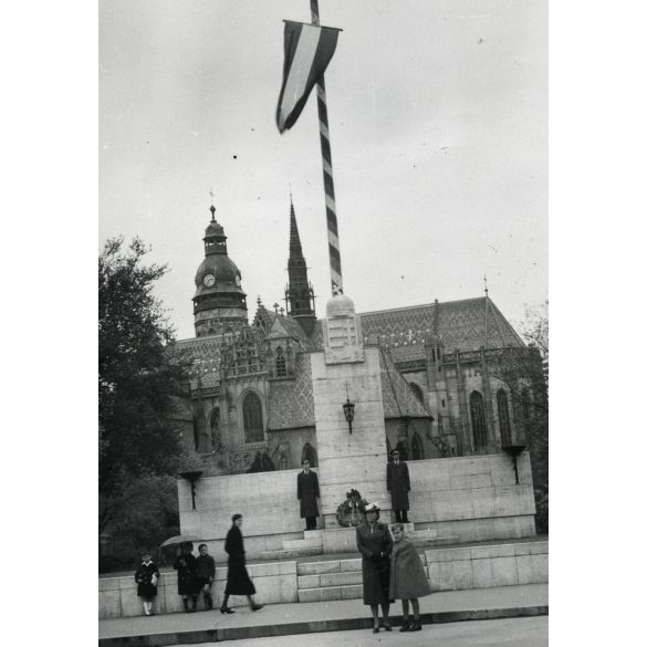 Országzászló, háttérben a Dóm, Kassa, Felvidék, 2. világháború, Horthy-korszak, 1940, 1940-es évek, Eredeti fotó, papírkép, hátulján ragasztásnyomok.  